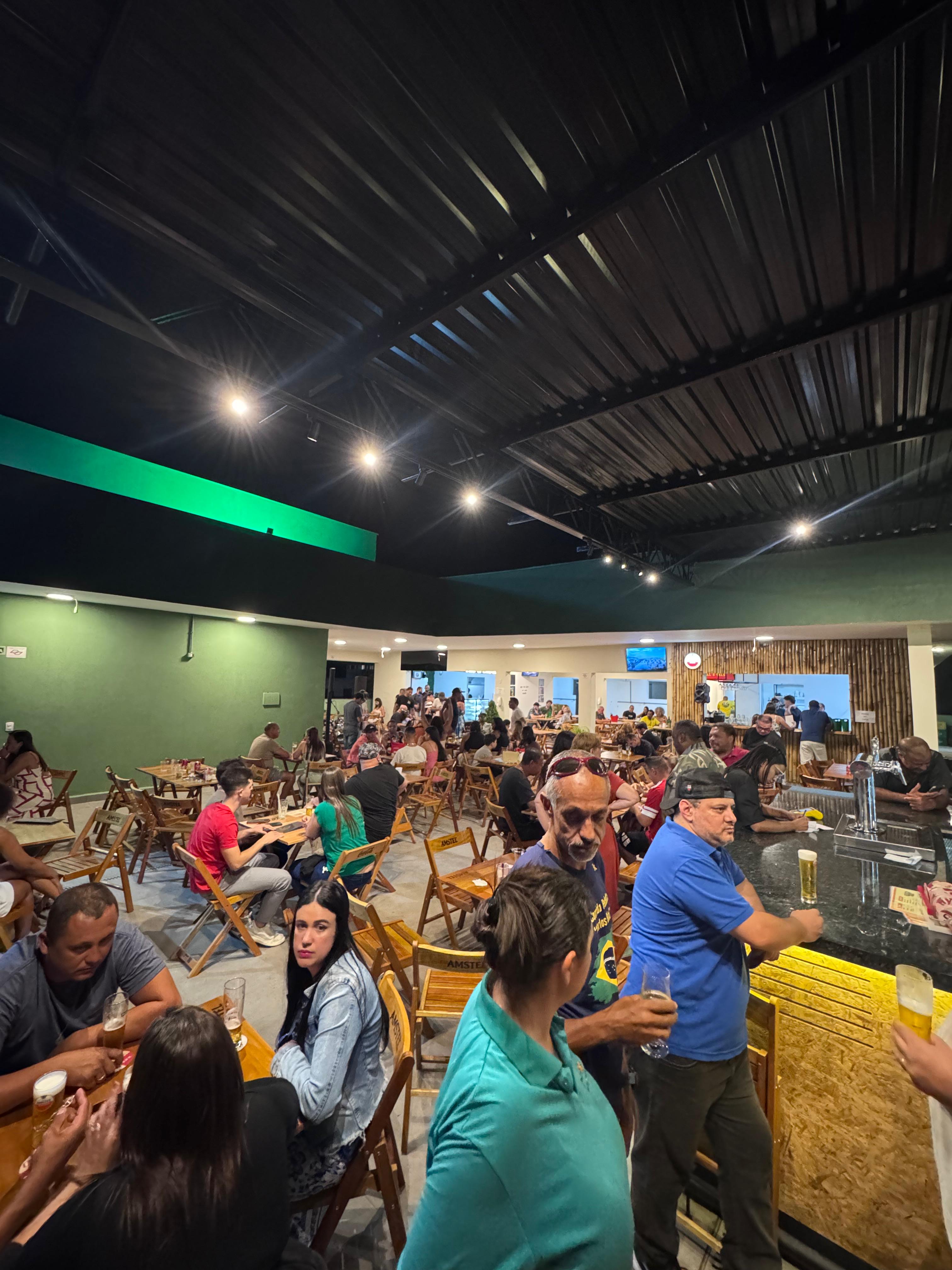 Pessoas reunidas na área de alimentação do shopping